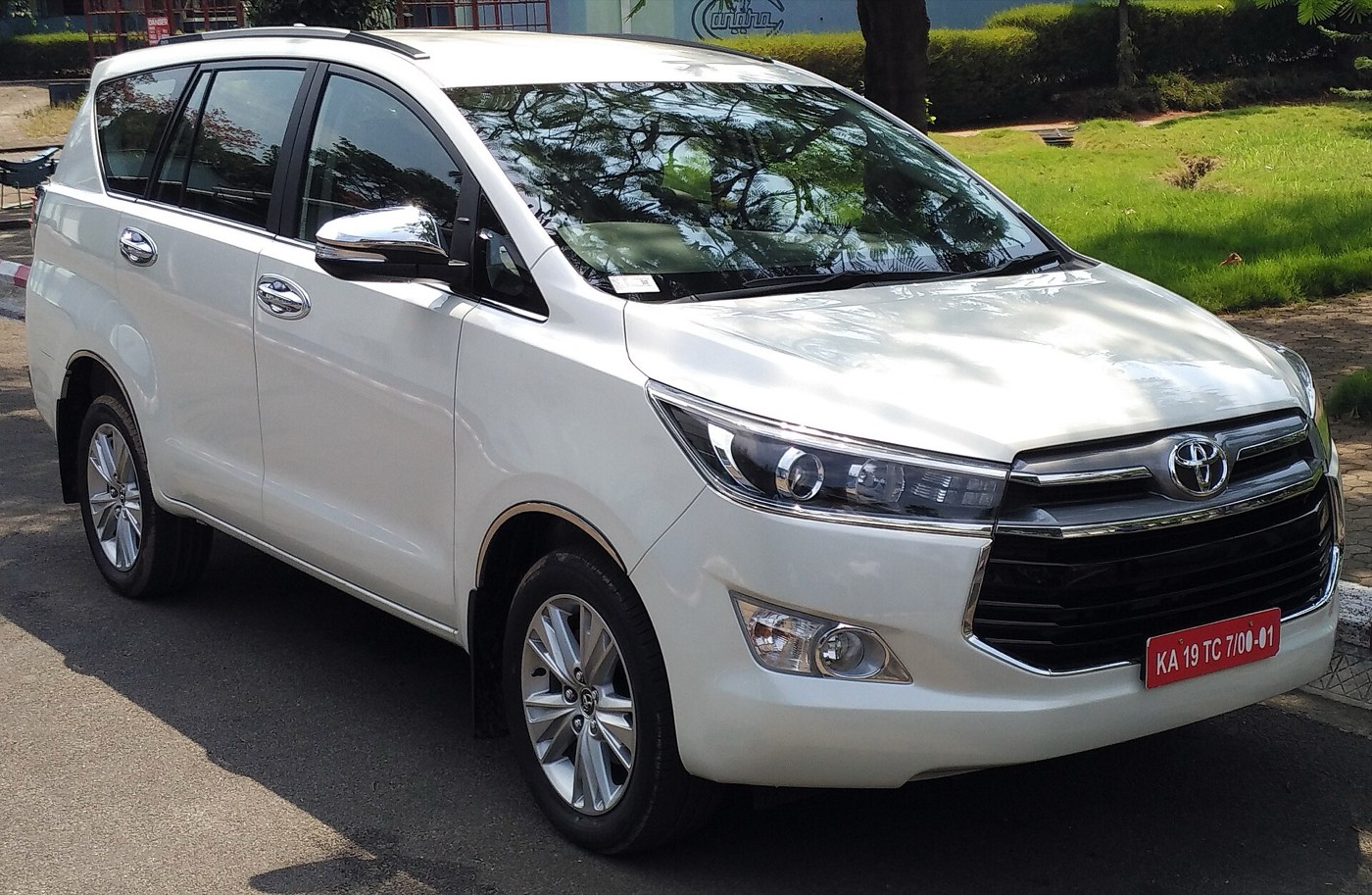 Toyota Innova Crysta MPV, front right view