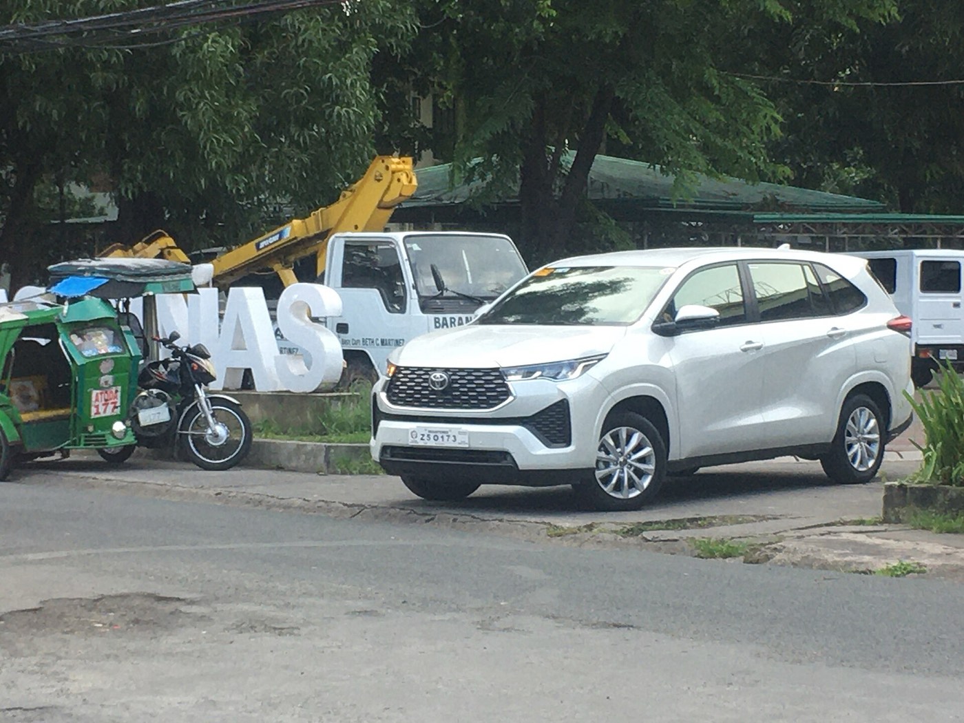Toyota Innova Hycross (Zenix), front three-quarter view